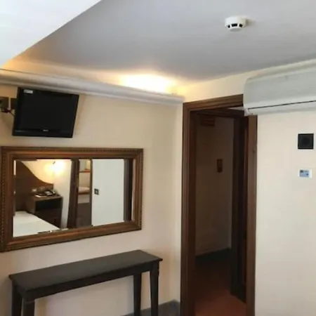 Hotel Okapi *